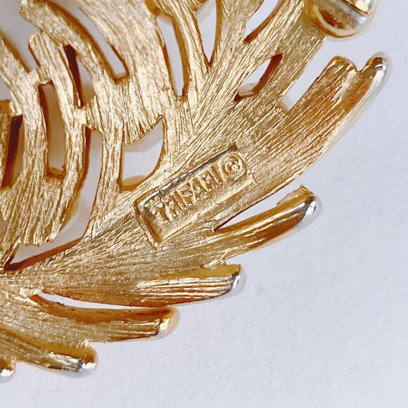 VTG Signed Trifari Brooch Mid Century Gold Tone Faux Pearl Swirl Leaf 1950s - Picture 10 of 11